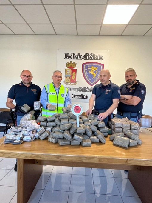 CASSINO: TROVATO CON 84 CHILI DI DROGA IN AUTO
