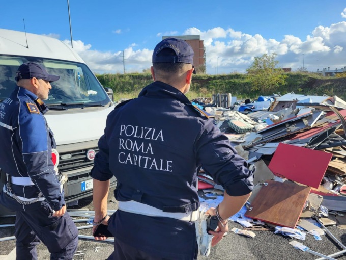ROMA: ABBANDONAVANO RIFIUTI IN STRADA, DENUNCIATI