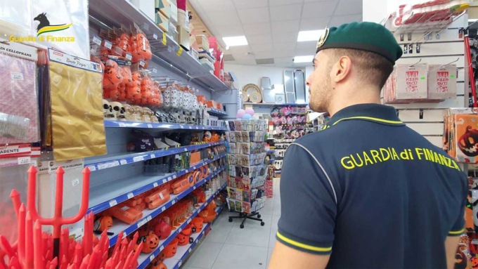 ROMA: SEQUESTRATI DECORAZIONI E ADDOBBI PERICOLOSI