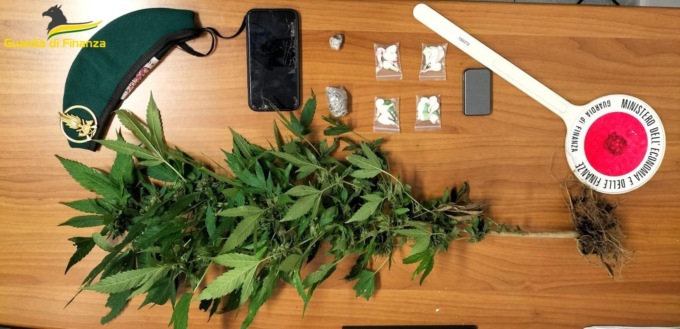FORMIA: TROVATO CON COCAINA E HASHISH IN CASA