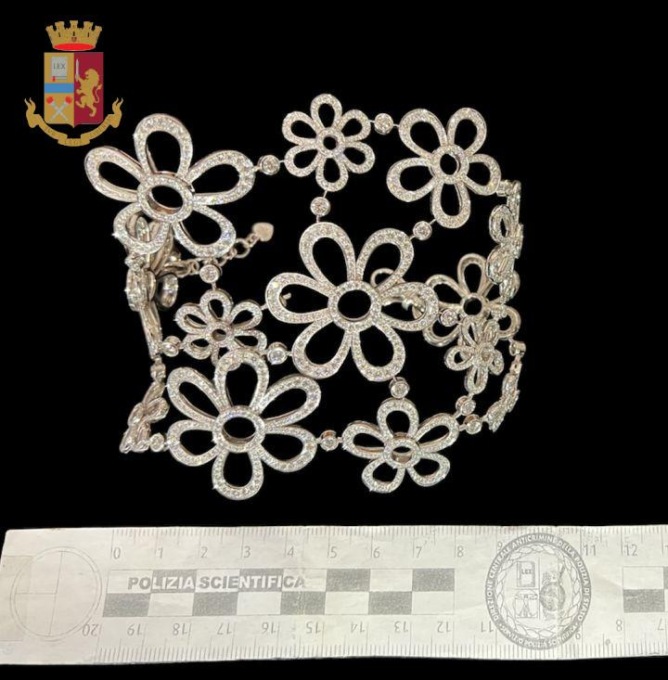 ROMA: FURTO MILIONARIO, RITROVATI I GIOIELLI
