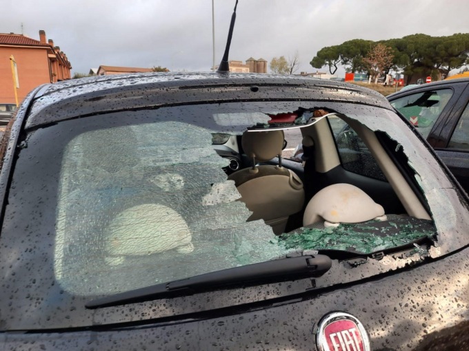 ROMA: SETTECAMINI, DISTRUTTI PARABREZZA E LUNOTTI DI 9 AUTO