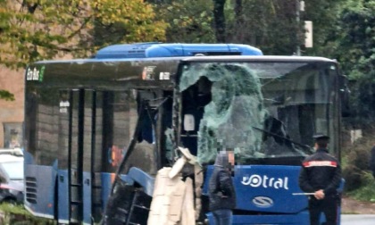 BRACCIANO: BUS COTRAL SBANDA E FINISCE CONTRO IL MURO DELLA CASERMA