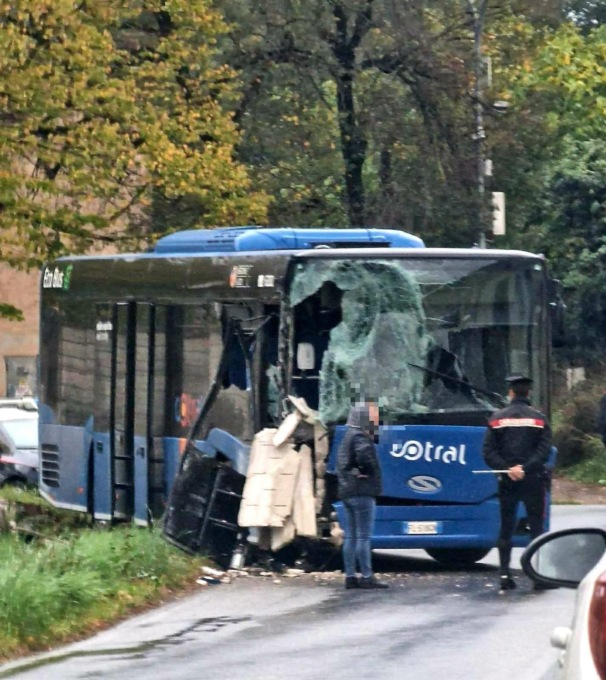 BRACCIANO: BUS COTRAL SBANDA E FINISCE CONTRO IL MURO DELLA CASERMA