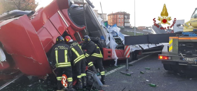 ROMA: TIR CONTRO PILONE DEL GRA, UN MORTO