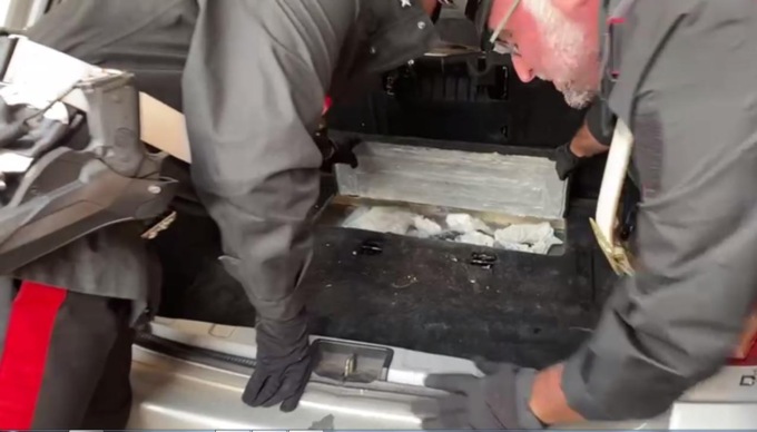 ROMA: TROVATI CON LA PISTOLA E LA COCAINA IN AUTO, ARRESTATI