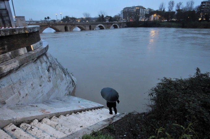 ROMA: TEVERE IN PIENA, SALVATO UN UOMO
