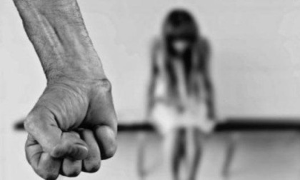 MONTE COMPATRI: PICCHIA LA COMPAGNA DAVANTI AI FIGLI