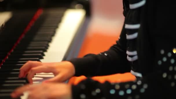PECHINO: RAGAZZA IMITA STRUMENTO TRADIZIONALE CINESE CON IL PIANOFORTE