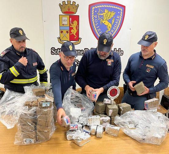 CASSINO: FERMATA IN AUTOSTRADA CON 61 CHILI DI HASHSH