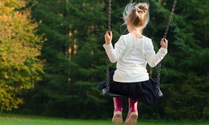 Bimbi e cani in casa tra sporcizia e degrado