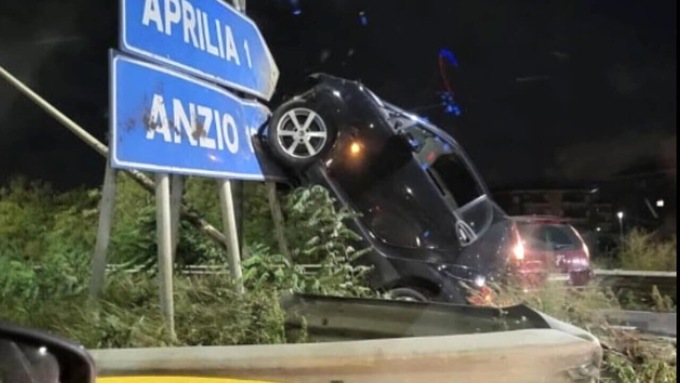APRILIA: FINISCE CON L’AUTO CONTRO I CARTELLI STRADALI, E’ GRAVE
