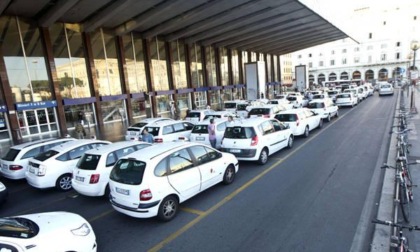 FIUMICINO: PROCACCIAVA CLIENTI PER TAXI E NCC, MULTATO