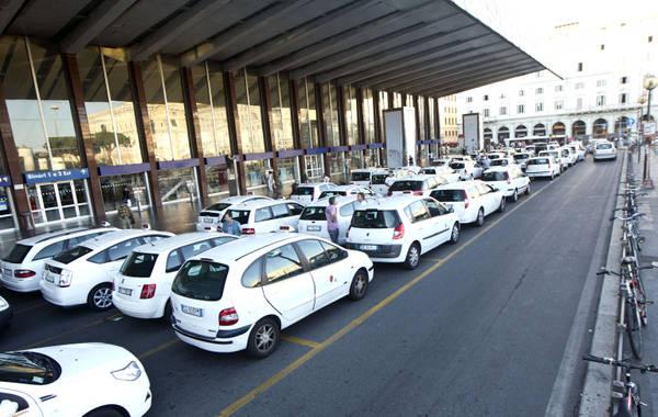 FIUMICINO: PROCACCIAVA CLIENTI PER TAXI E NCC, MULTATO