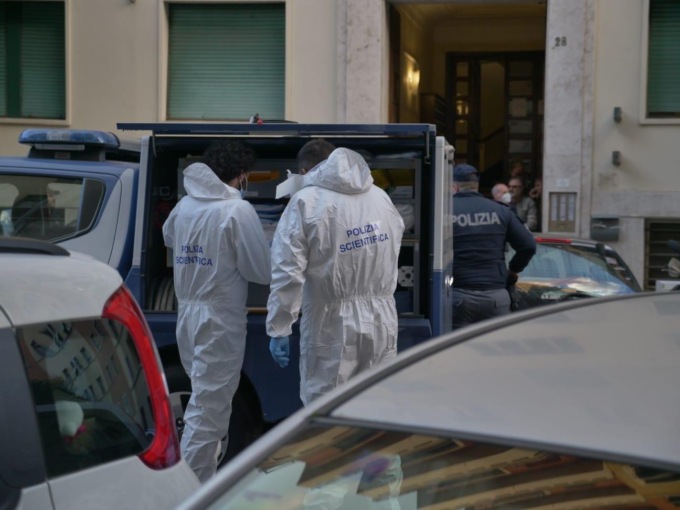 ROMA: OMICIDI A PRATI, UCCISE DA DECINE DI COLTELLATE