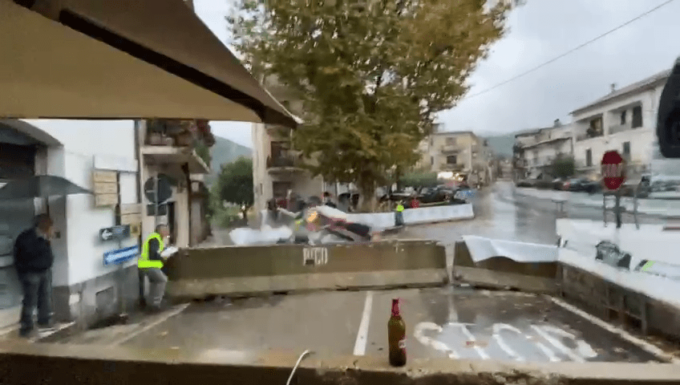 PICO: INCIDENTE AL RALLY, AUTO CONTRO LE BARRIERE