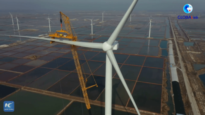 La gru tuttoterreno più grande del mondo esegue il primo sollevamento