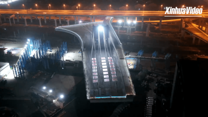 Cina: costruttori ruotano sezione di ponte irregolare