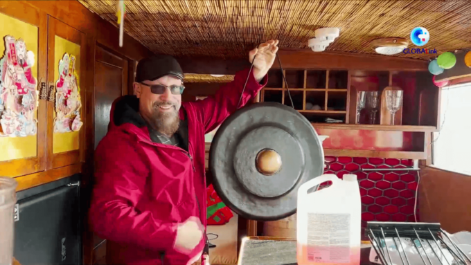 Cina: uomo canadese promuove la cultura cinese con una barca d’epoca