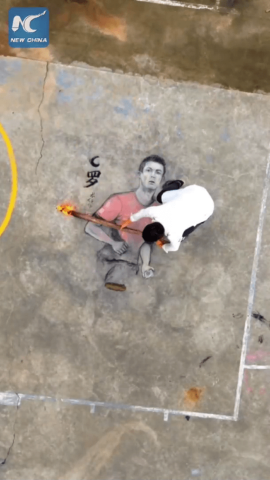 Tifoso cinese fa omaggio a Cristiano Ronaldo con disegno a carboncino