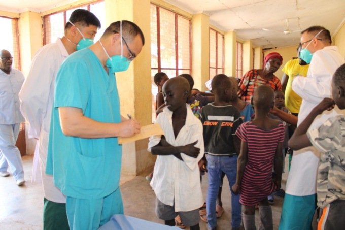 Sudan del Sud: medici cinesi portano allegria natalizia agli orfani