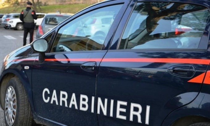ROMA: NON SI FERMA ALL’ALT DEI CARABINIERI E SI SCHIANTA CONTRO UN MURO, ARRESTATO