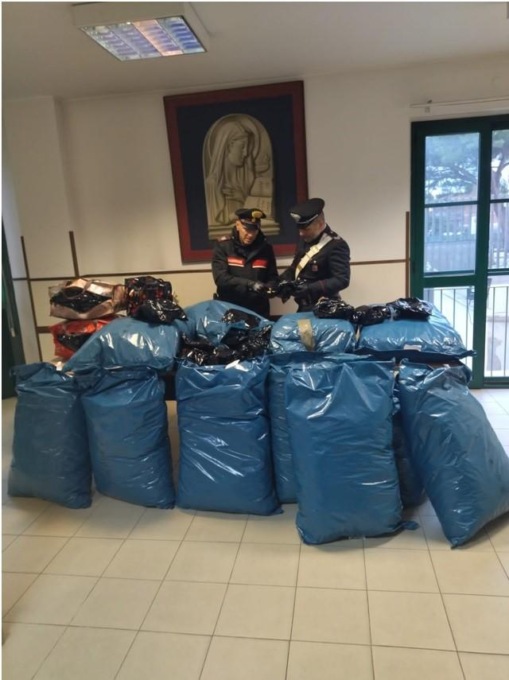 TERRACINA/SAN FELICE CIRCEO: VIAGGIAVA CON 53 CHILI DI DROGA IN AUTO, ARRESTATO TASSISTA ROMANO