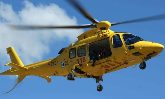 Ragazzino di 13 anni precipita dal terzo piano, è gravissimo