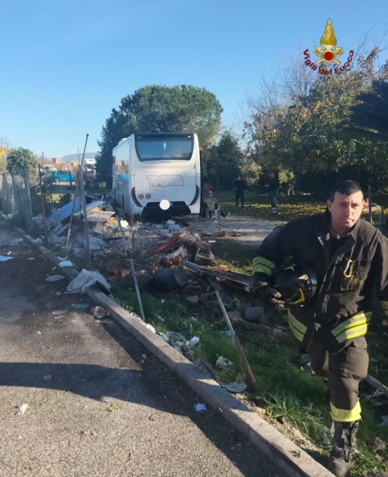 ROMA: BUS ESCE DI STRADA, FERITI DUE BABMBINI E L’AUTISTA