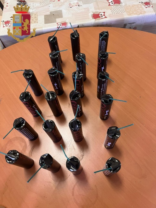 ROMA: AI DOMICILIARI CON DIECI CHILI DI MATERIALE PIROTECNICO E CINQUE BOMBE CARTA