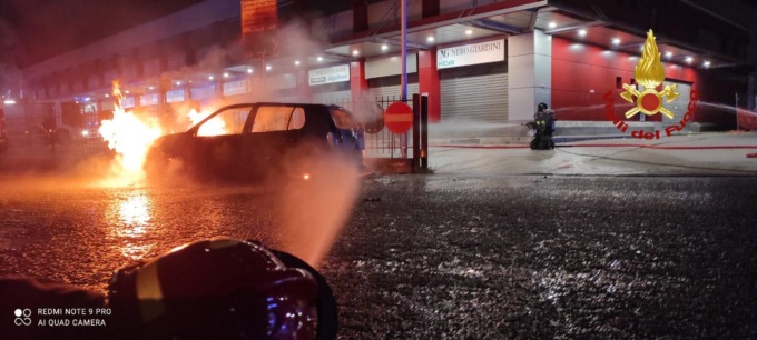 POGGIO MOIANO: AUTO IN FIAMME, INTERVENTO DEI VIGILI DEL FUOCO