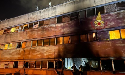ROMA: INCENDIO A TORRE SPACCATA, EVACUATE 34 FAMIGLIE
