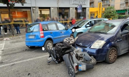 ROMA: VOLANTE DELLA POLIZIA SI SCHIANTA CON DUE AUTO, UNA MOTO E UNA BICI. DUE FERITI GRAVI
