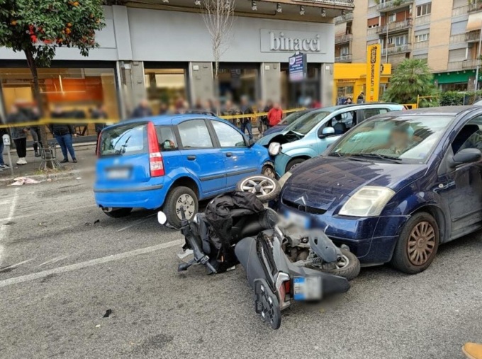 ROMA: VOLANTE DELLA POLIZIA SI SCHIANTA CON DUE AUTO, UNA MOTO E UNA BICI. DUE FERITI GRAVI