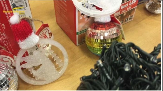 ROMA: OPERAZIONE “NATALE SICURO”. SEQUESTRATI 30 MILIONI DI LUMINARIE E ADDOBBI NATALIZI NON SICURI