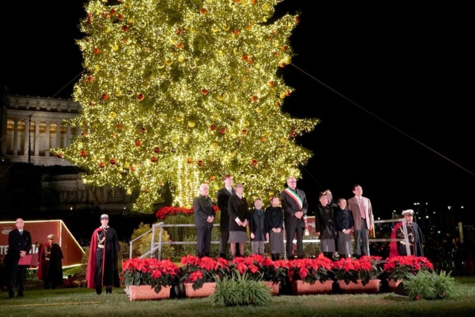 ROMA: NATALE, ACCESI ALBERO E LUMINARIE