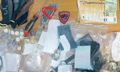 ROMA: PISTOLE CARICHE E CONTANTI NASCOSTI NELLA TAPPEZZERIA DELL'AUTO, DUE ARRESTI
