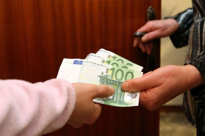 SORIANO NEL CIMINO: SI FINGE IMPIEGATA DELLE POSTE PER TRUFFARE UN’ANZIANA