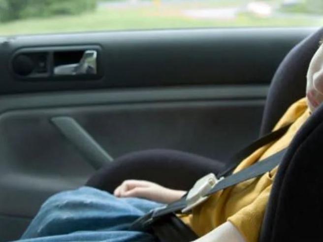 ROMA: VA A FARE LA SPESA E LASCIA IL FIGLIO DI 2 ANNI CHIUSO IN AUTO