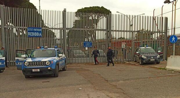 ROMA: BOMBE MOLOTOV NEL PARCHEGGIO DI REBIBBIA