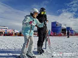 CINA: LA PASSIONE SENZA ETÀ DI UNA 87ENNE DELLO XINJIANG PER LO SCI