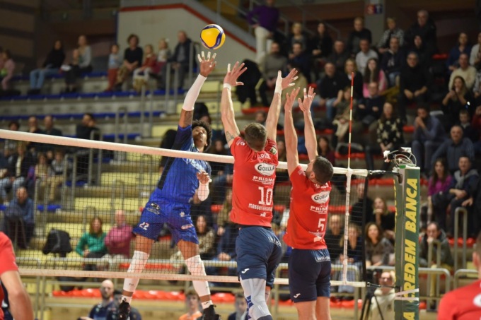 PALLAVOLO SUPERLEGA: TARANTO-TOP VOLLEY CISTERNA 2-3