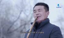 Cina: Xinjiang, artista folk canta i suoni della natura