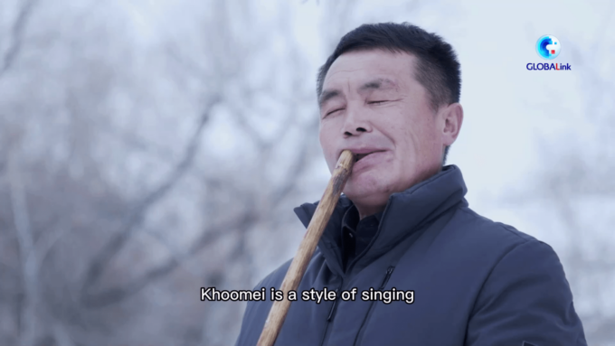 Cina: Xinjiang, artista folk canta i suoni della natura