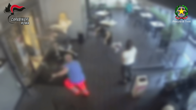 GUIDONIA: SPARI NEL BAR, ARRESTATI PADRE E FIGLIO