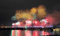 Cina: fuochi d'artificio di ferro fuso illuminano il nuovo anno