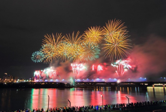 Cina: fuochi d’artificio di ferro fuso illuminano il nuovo anno