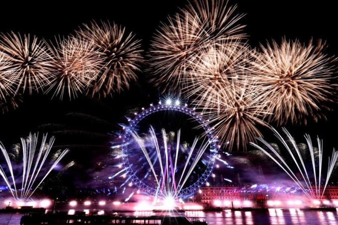Fuochi d’artificio sui monumenti in tutto il mondo