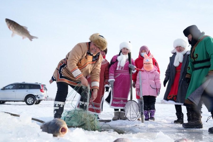 Cina: gruppo etnico Hezhe accoglie capodanno lunare con varie attività