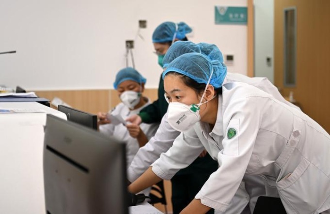 <strong>CINA: NUMERO PAZIENTI NELLE CLINICHE PER LA FEBBRE CONTINUA A CALARE</strong>